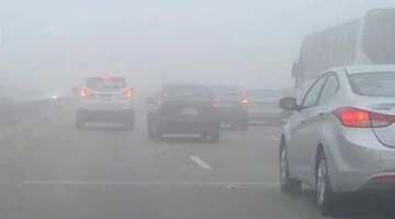 تحذير الأرصاد.. 5 إرشادات للقيادة الآمنة وسط الضباب الكثيف على الطرق الرئيسية